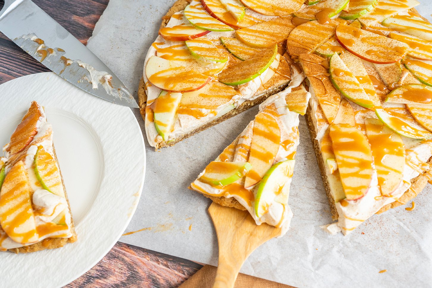 Caramel Apple Crumble Fruit Pizza